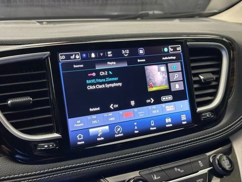 Used 2023 Chrysler Pacifica Limited FWD image 27