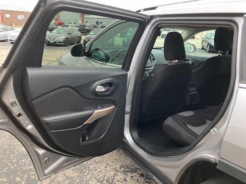 Used 2018 Jeep Cherokee Latitude w/ Cold Weather Group image 11