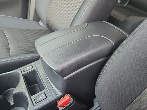 Used 2018 Nissan Rogue SV w/ Premium Package FWD image 27
