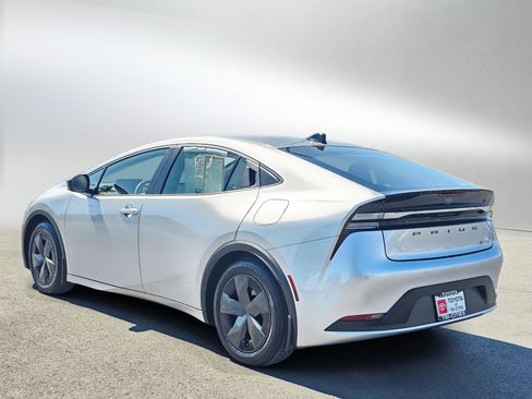 Used 2026 Toyota Prius Plug-In Hybrid FWD image 3
