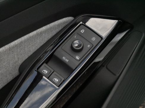 Certified 2024 Volkswagen ID.4 Pro AWD/4WD image 19