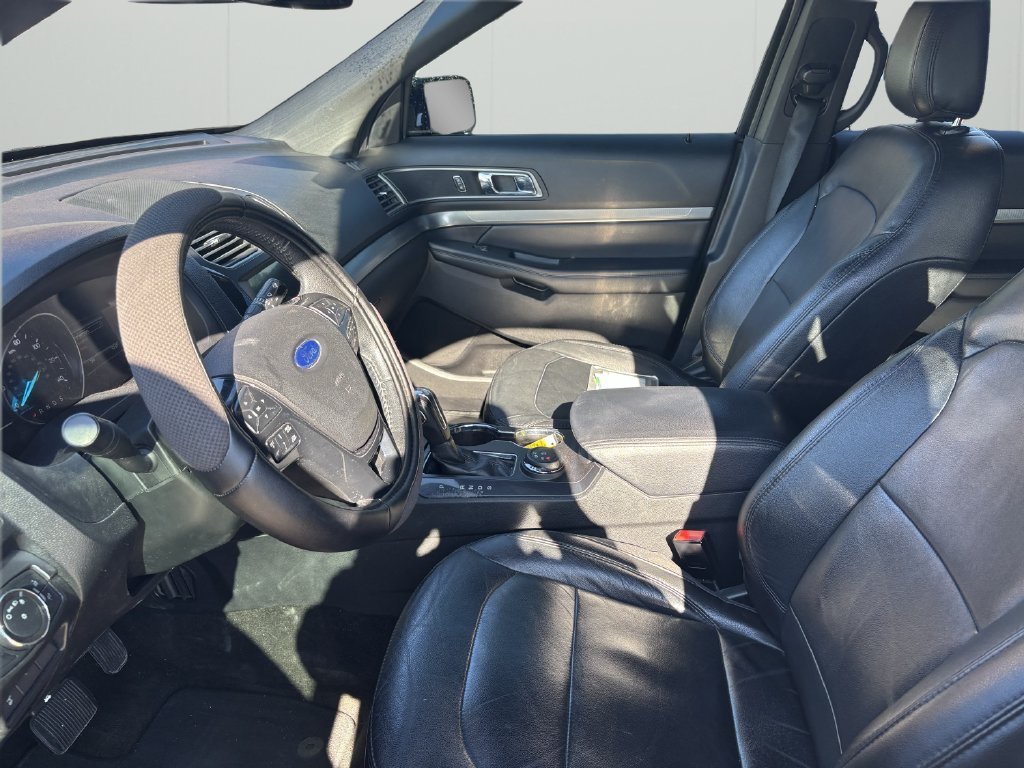 Used 2018 Ford Explorer XLT w/ Equipment Group 202A AWD/4WD image 11