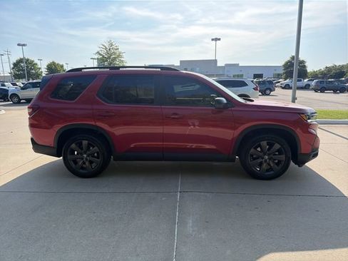 Used 2025 Honda Pilot Sport image 6