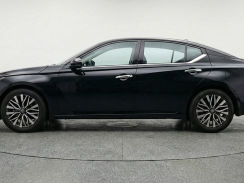 Used 2025 Nissan Altima 2.5 SV FWD image 5
