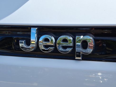 Used 2022 Jeep Grand Cherokee Laredo w/ Luxury Tech Group I image 29