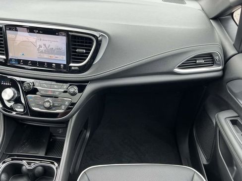 New 2026 Chrysler Pacifica Limited image 16
