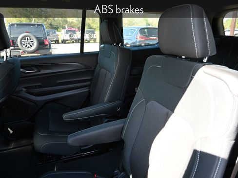 New 2025 Jeep Grand Cherokee L Laredo image 28