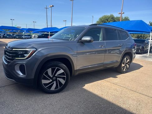 Used 2024 Volkswagen Atlas SE FWD image 1