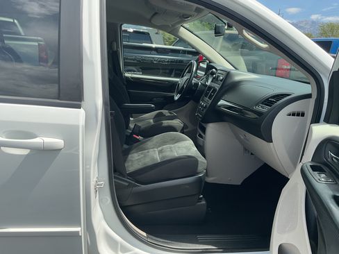 Used 2017 Dodge Grand Caravan SE w/ UConnect Hands-Free Group FWD image 18