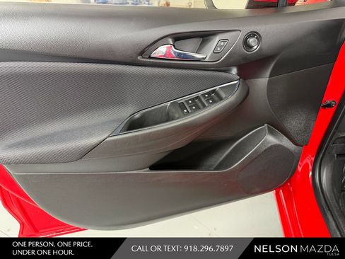 Used 2018 Chevrolet Cruze LT w/ Convenience Package FWD image 18