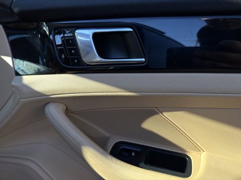 Used 2018 Porsche Panamera w/ Premium Package image 34