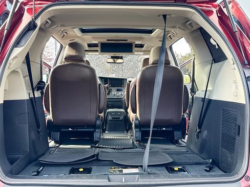 Used 2019 Toyota Sienna XLE image 7
