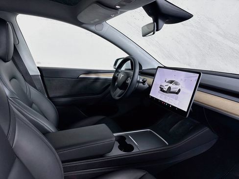 Used 2025 Tesla Model Y Long Range RWD image 27