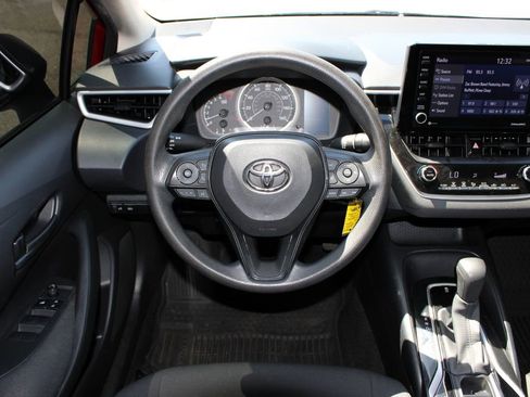 Used 2022 Toyota Corolla LE image 11
