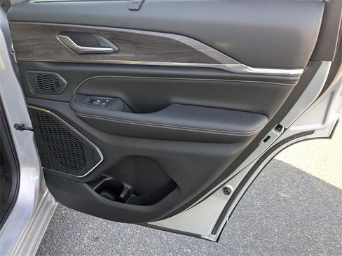 New 2025 Jeep Grand Cherokee Overland image 32