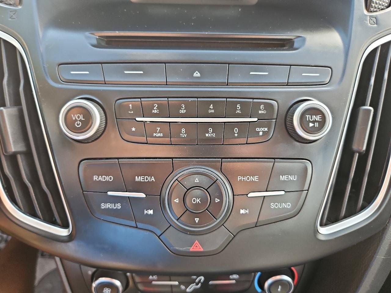 Used 2015 Ford Focus SE w/ Equipment Group 201A FWD image 31