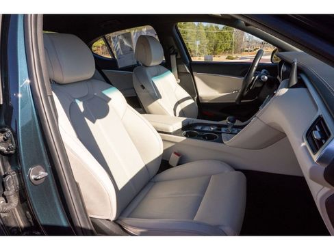 Used 2025 Genesis G70 2.5T image 16