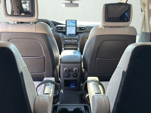 Used 2020 Ford Explorer Platinum w/ Premium Technology Package image 17