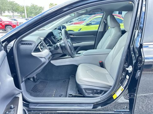 Used 2023 Toyota Camry SE FWD image 2