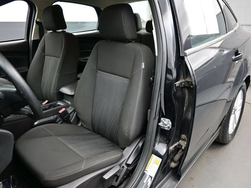 Used 2015 Ford Focus SE FWD image 11