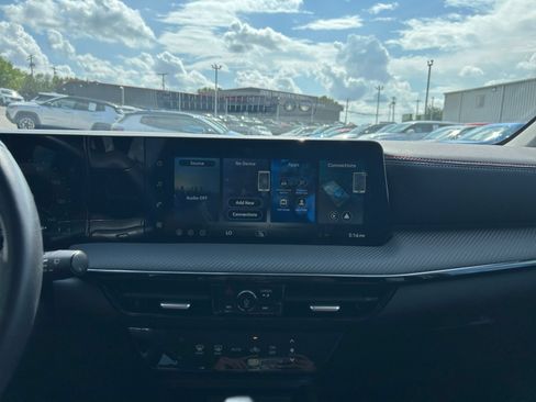 Used 2026 Nissan Kicks SR AWD/4WD image 17