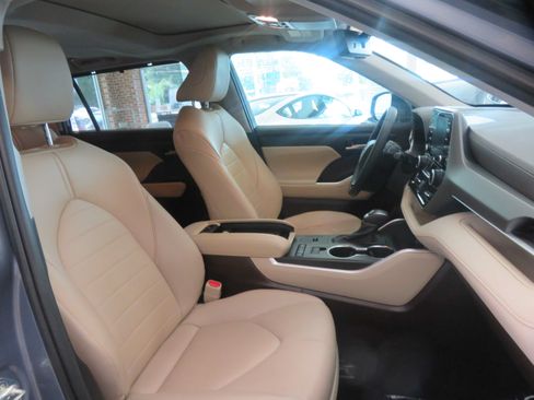 Used 2021 Toyota Highlander XLE FWD image 28