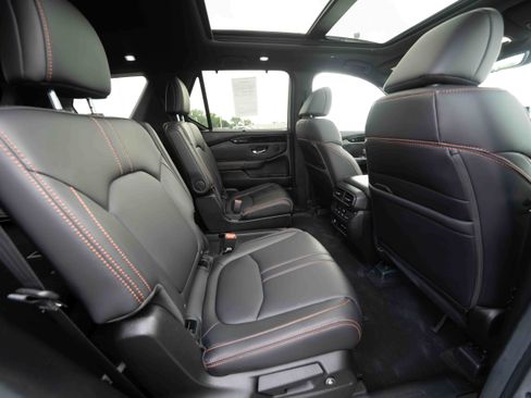 Used 2025 Honda Pilot TrailSport image 25