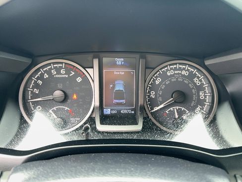 Used 2023 Toyota Tacoma TRD Off-Road w/ Technology Package AWD/4WD image 16
