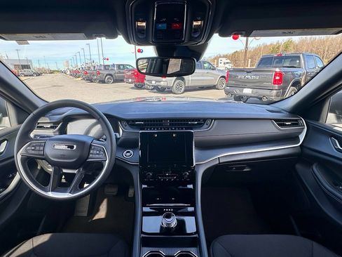 Used 2024 Jeep Grand Cherokee Laredo X image 30