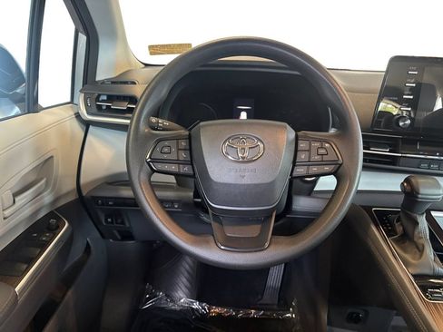 Used 2023 Toyota Sienna LE FWD image 12