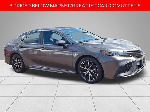 Used 2022 Toyota Camry SE FWD image 3