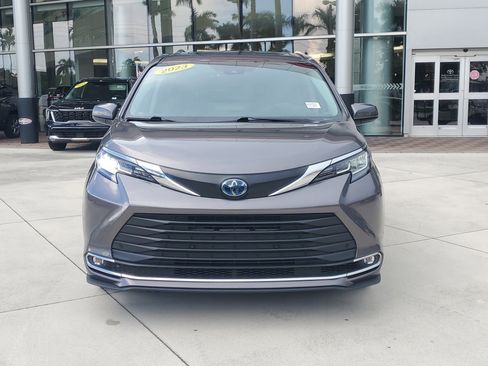 Used 2023 Toyota Sienna XLE image 8