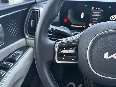 Used 2025 Kia Sorento S image 16