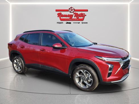 Used 2025 Chevrolet Trax LT w/ LT Convenience Package FWD image 7
