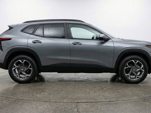 Used 2025 Chevrolet Trax LT w/ LT Convenience Package FWD image 11