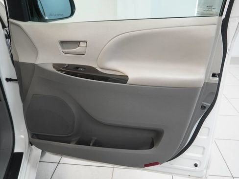 Used 2014 Toyota Sienna L FWD image 27