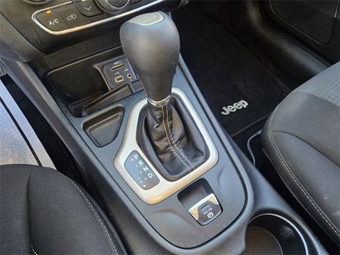 Used 2017 Jeep Cherokee Latitude w/ Comfort/Convenience Group image 25