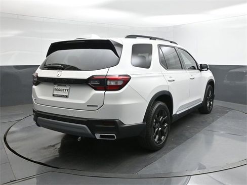 New 2025 Honda Pilot Touring image 11