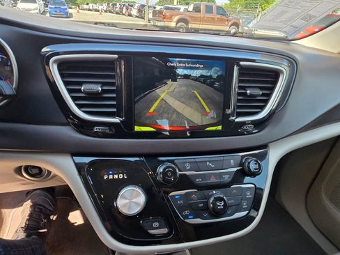 Used 2020 Chrysler Pacifica Touring FWD image 8