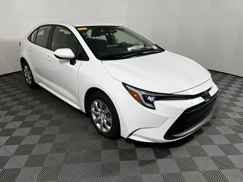 Used 2025 Toyota Corolla LE image 3