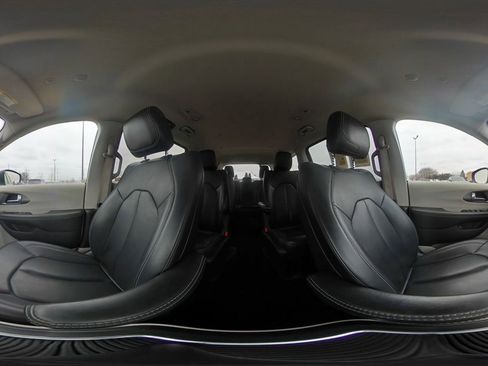 Used 2023 Chrysler Pacifica Touring-L FWD image 45