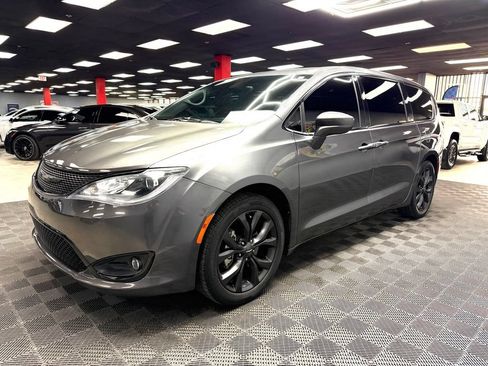 Used 2018 Chrysler Pacifica Touring Plus w/ S Appearance Package FWD image 8