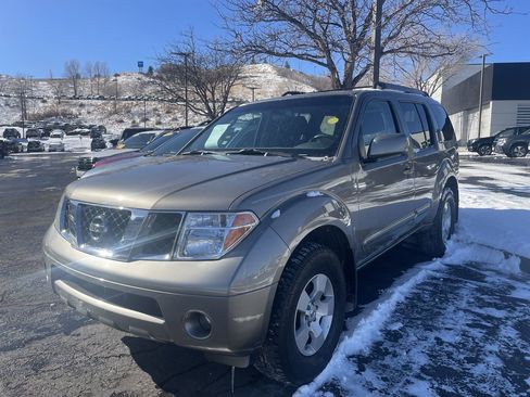Used 2005 Nissan Pathfinder SE w/ (P01) Se Premium Pkg image 2