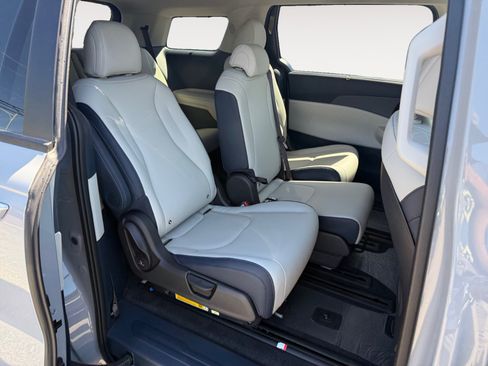 New 2026 Kia Carnival EX FWD image 19