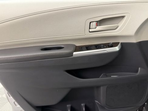 Used 2021 Toyota Sienna LE FWD image 23