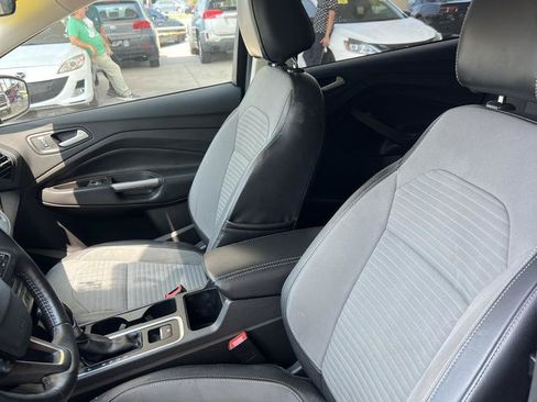 Used 2017 Ford Escape SE w/ SE Sport Appearance Package FWD image 9