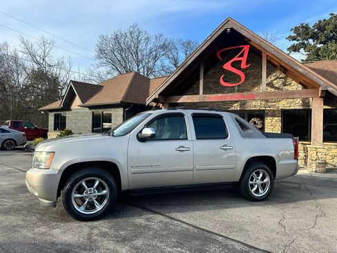 Used 2008 Chevrolet Avalanche LTZ w/ LTZ Preferred Equipment Group image 2
