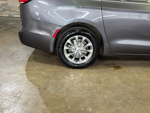 Used 2021 Chrysler Pacifica Touring-L image 6