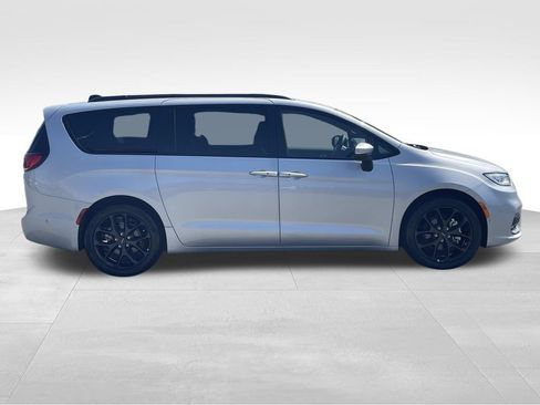 Used 2023 Chrysler Pacifica Touring-L w/ S Appearance Package FWD image 2