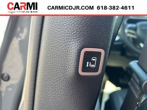 New 2025 Chrysler Pacifica Select image 26